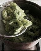 冬季灭火器剁椒苦瓜,焯好的苦瓜用勺子捞起。