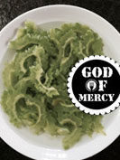 冬季灭火器剁椒苦瓜,沥干水分装进盘子里备用