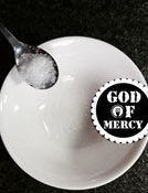 冬季灭火器剁椒苦瓜,准备干净无水的碗，放进1勺盐