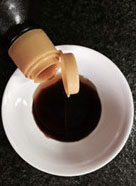 冬季灭火器剁椒苦瓜,加入一勺<a style='color:red;display:inline-block;' href='/shicai/ 788'>生抽</a>到碗中。少许味极鲜和一品鲜；汇入少许的<a style='color:red;display:inline-block;' href='/shicai/ 768'>香醋</a>