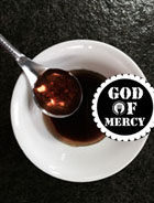 冬季灭火器剁椒苦瓜,挑入一勺<a style='color:red;display:inline-block;' href='/shicai/ 6496'>油泼辣子</a>到碗中