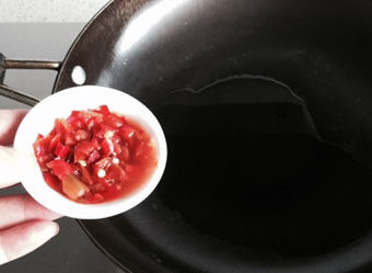 冬季灭火器剁椒苦瓜,锅中加入两勺油，烧至8成热。关火。余热汇入剁椒煎一会儿