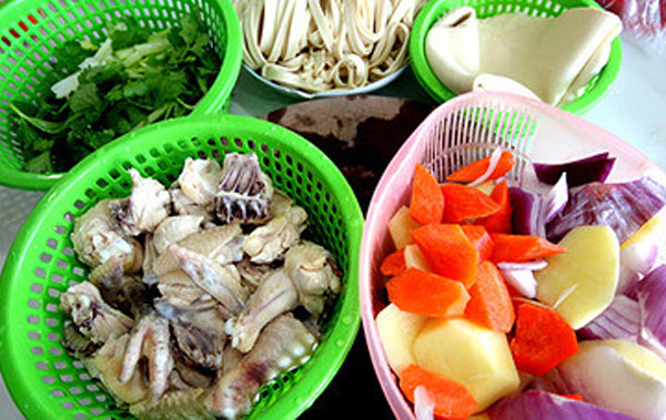 迷香鸡的诱惑,<a style='color:red;display:inline-block;' href='/shicai/ 107'>鸡</a>先焯水，再把<a style='color:red;display:inline-block;' href='/shicai/ 2800'>生姜</a> <a style='color:red;display:inline-block;' href='/shicai/ 2794'>大蒜</a> <a style='color:red;display:inline-block;' href='/shicai/ 86474'>干辣椒</a> <a style='color:red;display:inline-block;' href='/shicai/ 695'>八角</a><a style='color:red;display:inline-block;' href='/shicai/ 700'>花椒</a> <a style='color:red;display:inline-block;' href='/shicai/ 710'>桂皮</a> 热油爆香