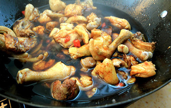 迷香鸡的诱惑,再倒入鸡翻炒，稍待后加入调料鲜抽 <a style='color:red;display:inline-block;' href='/shicai/ 762'>老抽</a> 盐 <a style='color:red;display:inline-block;' href='/shicai/ 10588'>糖</a> <a style='color:red;display:inline-block;' href='/shicai/ 899'>花雕酒</a>