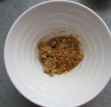 核桃巧克力棒,加入几茶匙的糖,放到料理机中磨碎。