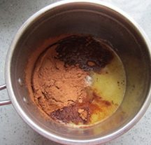 核桃巧克力棒,小火加热溶化后,放可可粉、糖。