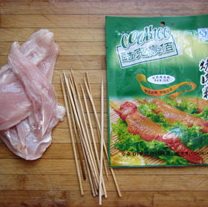 烤孜然鸡肉串,准备好食材。