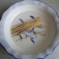 烤孜然鸡肉串,把竹签放到水中浸泡（防止烤糊）。