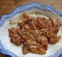 烤孜然鸡肉串,放到盘中加入孜然粉和15ml的水、老抽、油抓匀。