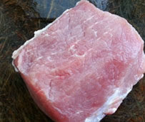 美味烤猪排,先切掉连在<a style='color:red;display:inline-block;' href='/shicai/ 36861'>猪里脊肉</a>上的筋和膜,否则不但不好切,吃起来口感也不佳