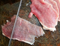 美味烤猪排,用刀背给猪里脊肉“松背”,交错敲打出纹路