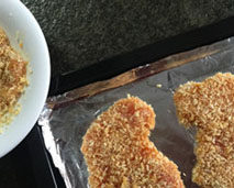 美味烤猪排,烤盘上铺锡纸,将猪排整齐的摆放在烤盘上