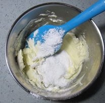 轻芝士乳酪蛋糕,糖粉过筛到芝士中,拌匀均匀。