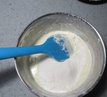 轻芝士乳酪蛋糕,不要加热,面粉和淀粉过筛,加入拌匀。