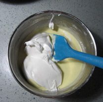 轻芝士乳酪蛋糕,蛋白加一半到糊中拌匀,再加另一半拌匀。