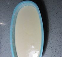 轻芝士乳酪蛋糕,放到模具中轻磕2下,使气泡跑出。