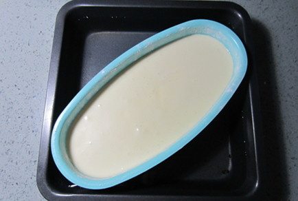 轻芝士乳酪蛋糕,一个盘子中加入冷水2厘米,放入模具。