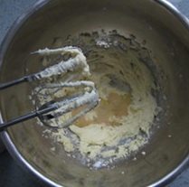 巫婆手指饼干,用打蛋器打到发白体积变大,加入蛋液再打。