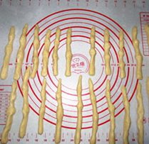 巫婆手指饼干,取一小块，放在优之倍垫子上搓成长条，搓的比手指细点，然后弄一头细点一头粗，再捏出关节。