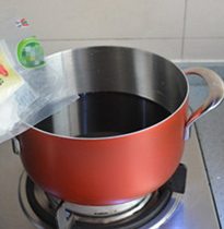 红酒炖雪梨,加入100克的冰糖和200ML的水,开火煮。
