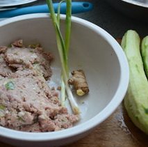 丝瓜汤团,准备好食材。