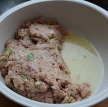 丝瓜汤团,把猪肉末中放入切碎的<a style='color:red;display:inline-block;' href='/shicai/ 3250'>葱</a>和<a style='color:red;display:inline-block;' href='/shicai/ 37'>姜</a>，再加盐、<a style='color:red;display:inline-block;' href='/shicai/ 720'>胡椒粉</a>、<a style='color:red;display:inline-block;' href='/shicai/ 717'>味精</a>、<a style='color:red;display:inline-block;' href='/shicai/ 59093'>鸡蛋清</a>。