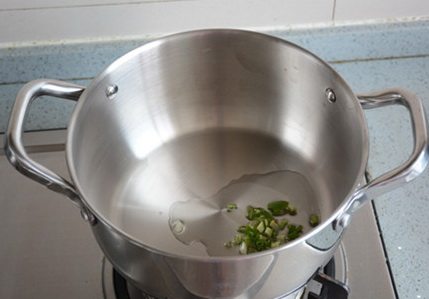 丝瓜汤团,锅烧热加入适量的油，放葱炸香。加入水烧开，用手或小勺把猪肉做成圆球放到汤锅中。