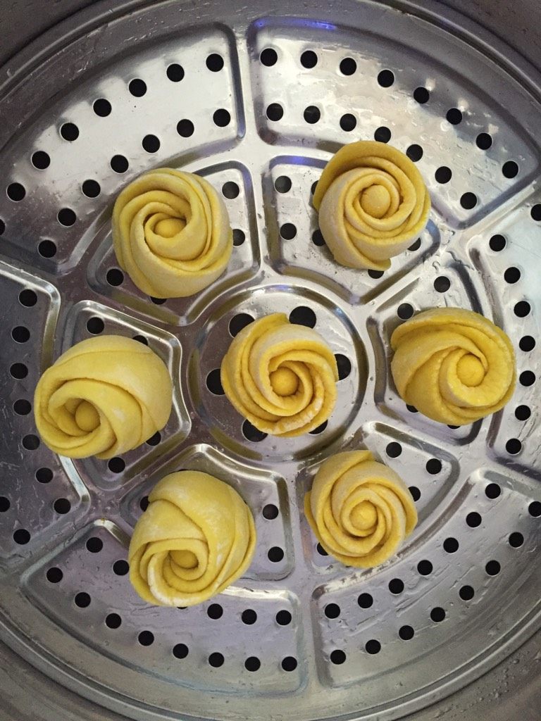 南瓜玫瑰花,如图蒸帘刷油放入玫瑰花,在玫瑰花上刷薄薄的一层<a style='color:red;display:inline-block;' href='/shicai/ 851'>橄榄油</a>,这样蒸出来的玫瑰花颜色更加靓丽,有光泽。冷水上锅蒸20分钟。