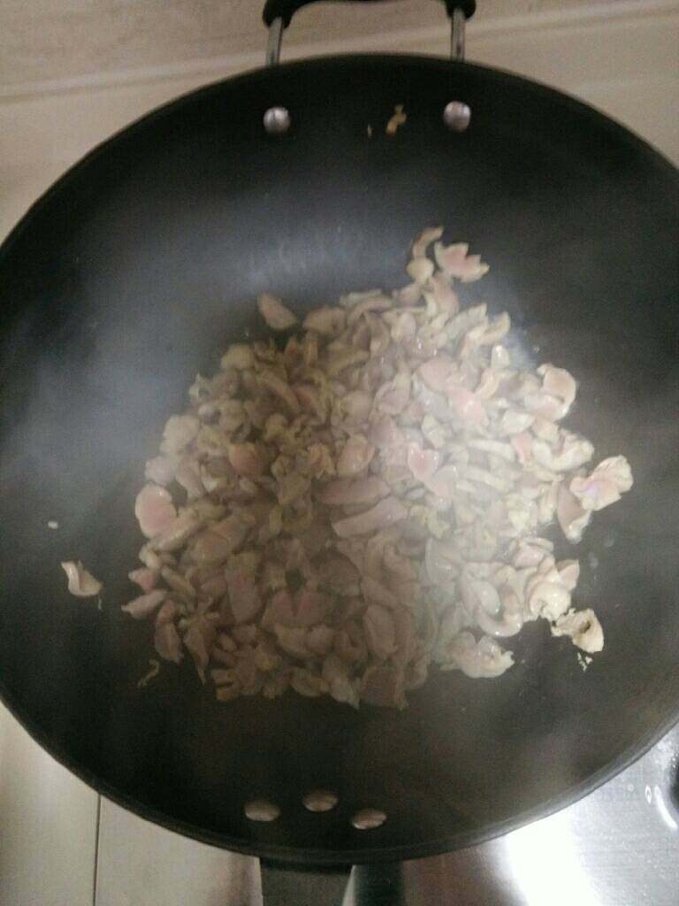 酸辣鸡杂,锅洗净，开火倒入切好的鸡胗，稍微炒干鸡胗的水份，盛入碗中