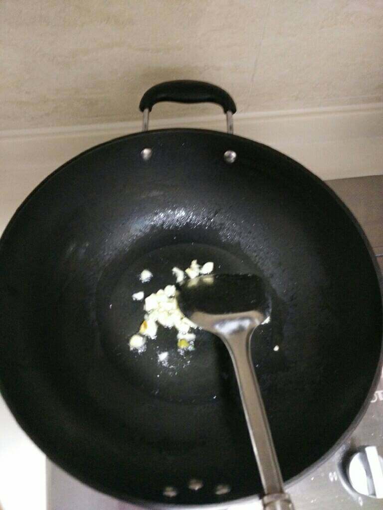 酸辣鸡杂,热油放入蒜头爆香