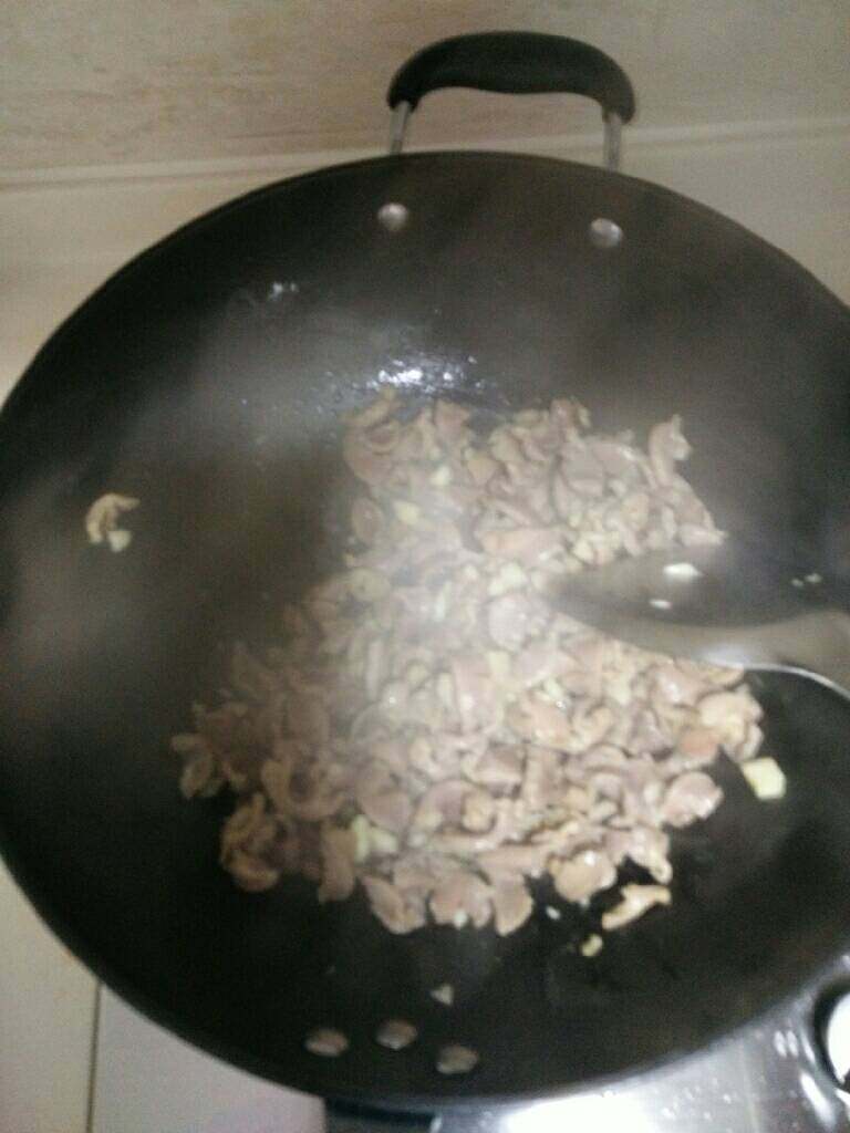 酸辣鸡杂,倒入鸡胗翻炒，放盐（盐不要太多）