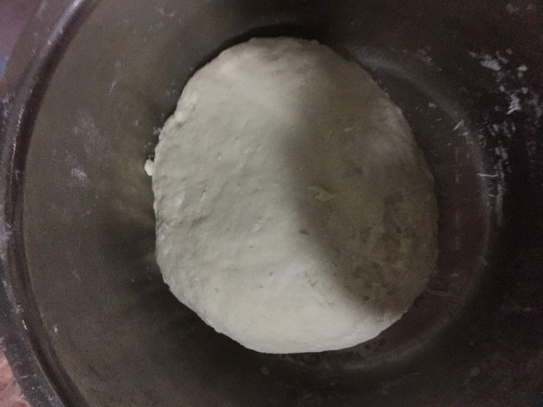 猪肉韭菜鸡蛋饺,盛两碗面用温水和成面团，放一边醒20分钟