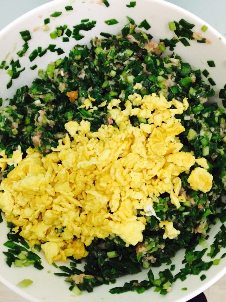 猪肉韭菜鸡蛋饺,五花肉切成肉泥，装在容器中，<a style='color:red;display:inline-block;' href='/shicai/ 116'>韭菜</a>洗干净切碎，跟肉放在一起，热油锅，炒两个<a style='color:red;display:inline-block;' href='/shicai/ 9'>鸡蛋</a>，切成碎末放盐，油，鸡精顺时针搅拌均匀，