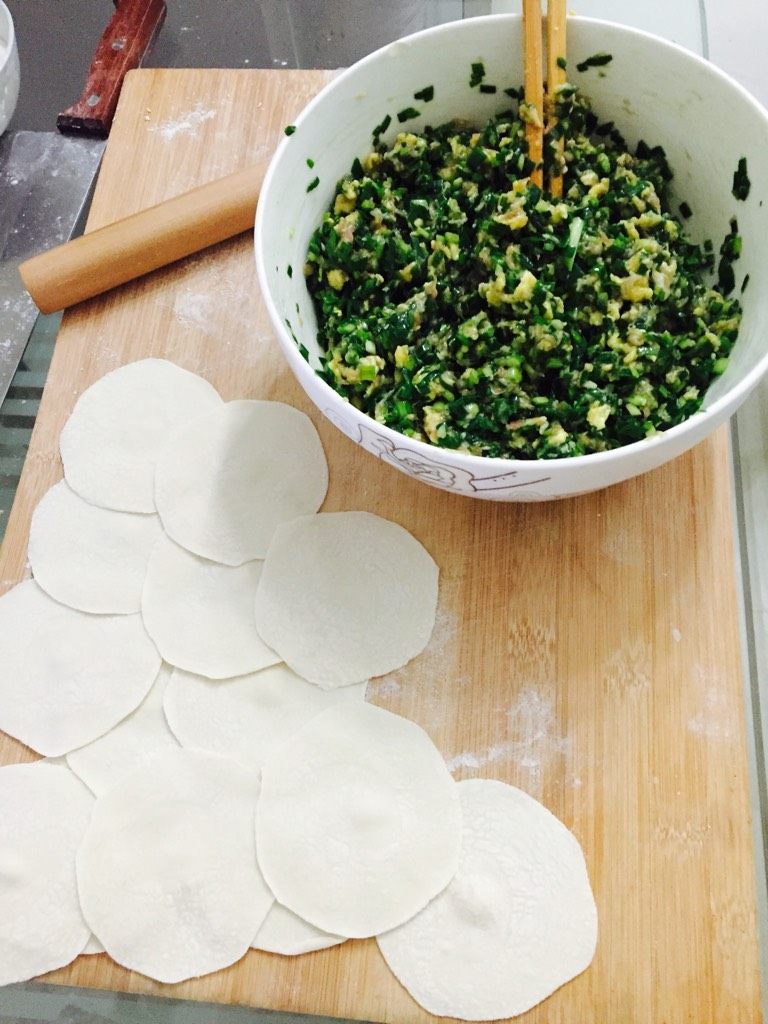 猪肉韭菜鸡蛋饺,把面团做成小剂子，擀成圆形