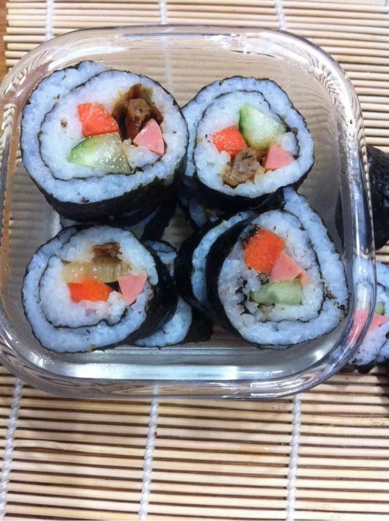 香丁寿司,把竹签跟米饭一起巻起,卷好后再切成一段一段即可。