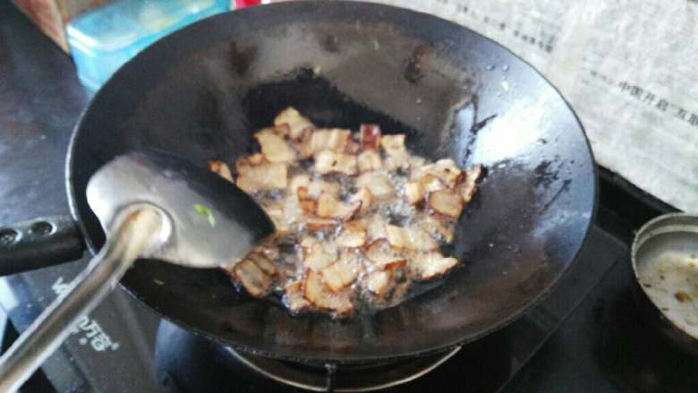≈蒜苗炒腊肉≈,锅内热油，放入腊肉翻炒，炒至腊肉出油，肥肉部分变透明