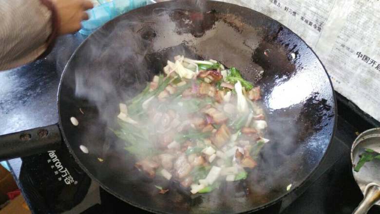 ≈蒜苗炒腊肉≈,倒入改刀好的蒜苗，大葱，洋葱翻炒