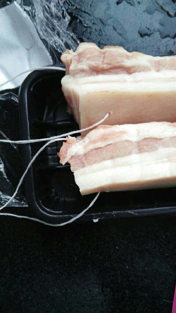 ≈自制腊肉≈,猪肉买回来不用洗,直接用棉线穿一个绳子