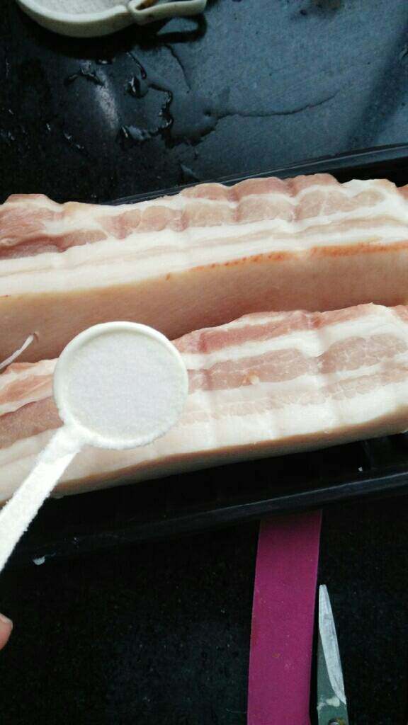 ≈自制腊肉≈,然后把猪肉上撒上适量的盐