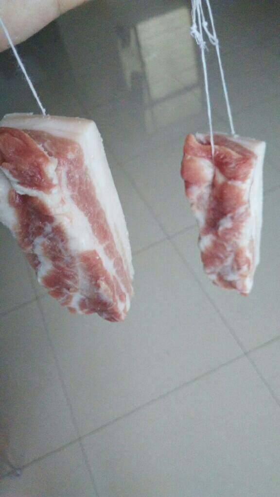 ≈自制腊肉≈,涂抹均匀,挂在通风处,过三个小时