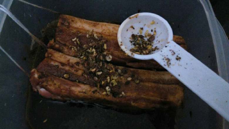 ≈自制腊肉≈,然后撒在猪肉上,涂抹均匀