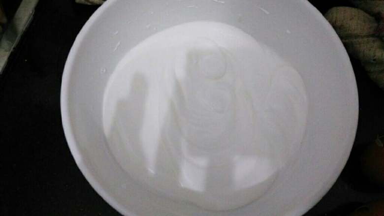 ≈红枣酸奶戚风蛋糕≈,蛋白里滴几滴白醋or柠檬汁,分三次加入30克<a style='color:red;display:inline-block;' href='/shicai/ 10588'>糖</a>打至可以立起小尖角