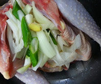 爱心茴香烤鸡 ,将蔬菜塞入鸡腹中,食材用不完这么多的,根据需要添加