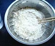 霍州干面饸饹,面粉放入盆中加点盐,先倒入一部分水,用筷子搅拌成穗状,一边搅拌一边加水,最后预留少量的水约20-30克左右