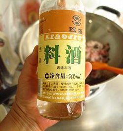 老醯儿私房炸酱面,翻炒几下肉馅后，肉馅还没有完全变色倒入<a style='color:red;display:inline-block;' href='/shicai/ 718'>料酒</a>