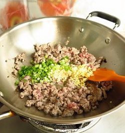 老醯儿私房炸酱面,肉馅翻炒变色后放入葱姜蒜碎