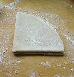 老醯儿私房炸酱面,折叠成半圆，在折叠成1/4圆。