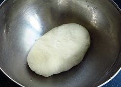 墨西哥沙拉碗,面团上盖上湿布子,饧10分钟。