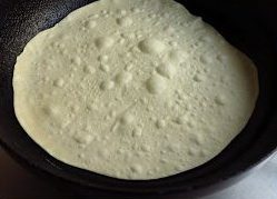 墨西哥沙拉碗,放入饼皮,中火,烙至饼皮表面鼓起小泡泡,翻面在烙至表面泡泡微黄。