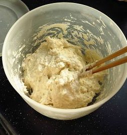 全麦酸奶土司,高粉与全麦粉混合,酵母用水溶解开倒入面粉中,用筷子搅拌至没有干面粉。